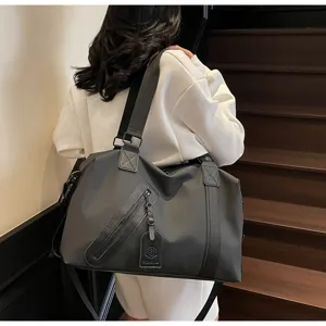 Vue détaillée du grand sac de voyage, sac de sport décontracté pour voyages et fitness.