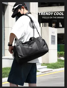 Sac de sport de voyage noir étanche pour homme, sac d'entraînement résistant avec bandoulière.