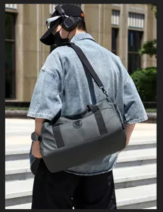 Sac de sport imperméable pour homme, grand voyage entraînement fitness duffel bag.