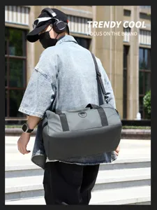 Détail de sac de sport imperméable, tissu gris très résistant et bandoulière réglable.