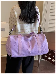 Detailansicht der großen violetten Reisetasche mit Sternenmuster für Fitness und Sport.