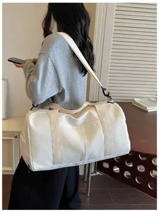 Detailansicht der großen weißen Fitness Sport Reisetasche in moderner Inneneinrichtung.