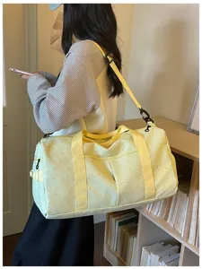 Grosse gelbe Reisetasche mit Sternenmuster fuer Fitness, Sport und ideale Kurztrips.