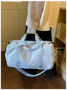 Große Sternen-Reisetasche mit Schultergurt für Fitnessstudio und Kurztrips ideal.