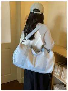 Detailansicht der Sterndruck Reisetasche, mit großer Kapazität und komfortablem Schultergurt.