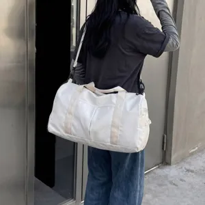 Große Sport-Reisetasche für Fitness und Kurztrips, stilvolles weißes Design für den Alltag.