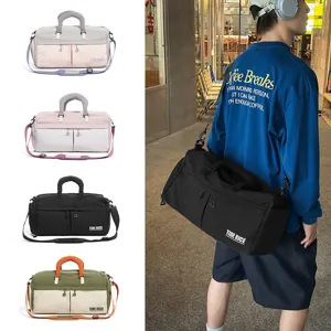 Vista detallada de bolsa de deporte y fitness grande con separación húmeda y seca y correa