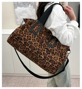 Detailaufnahme der stilvollen Leopardenmuster Reisetasche mit robusten schwarzen Trägern.