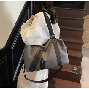 Grand sac de voyage gris avec bandoulière pour le fitness, le sport et les voyages.