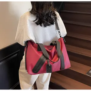 Grand sac de voyage de grande capacite avec bandouliere pour sport, fitness et loisirs.