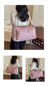 Details of the pink travel duffel bag showcasing side wearing view and large capacity storage structure.