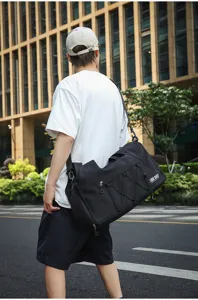 Grosse schwarze Sporttasche Fitness Reisetasche fuer Yoga und Training. Robuster Organizer.