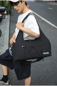 Große schwarze Yoga-Sporttasche und Reisetasche mit vorderem elastischen Kordeldetail.
