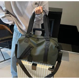 Grand sac de voyage vert foncé avec séparation humide et sèche pour le fitness homme.
