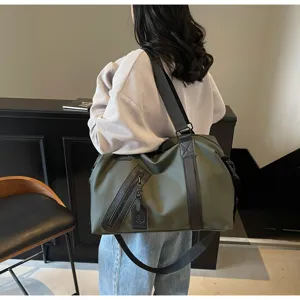 Grand sac de voyage étanche pour homme et femme, sac de sport week-end avec bandoulière réglable.
