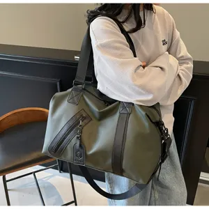Grand sac de voyage de sport pour homme, sac étanche avec compartiment chaussures et bandoulière.