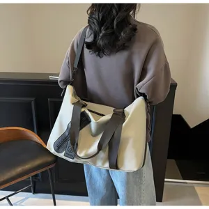 Vue détaillée du grand sac de voyage avec séparation humide et sèche pour sport.