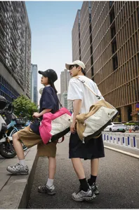 Große Sport- und Reisetasche mit viel Stauraum, ideal für Fitness, Yoga und Outdoor-Aktivitäten.