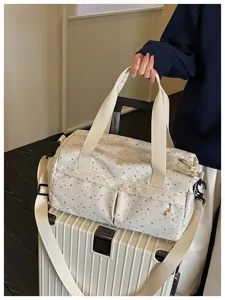 Detailansicht der stylischen Reisetasche mit Sternen und Monden und Schultergurt für Sport.