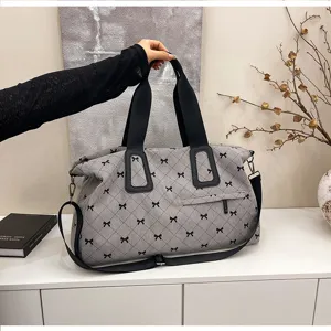 Lässige Reise-Sporttasche mit Schleifen-Muster, große Fitness Reisetasche mit verstellbarem Gurt.