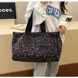 Detailansicht einer modischen grauen Leopardenmuster Reisetasche mit stabilen Griffen.