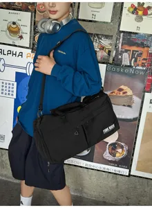 Primer plano de los detalles de la bolsa de deporte negra con gran capacidad y correa.