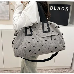 Detailansicht der stilvollen grau Schleife Muster Reisetasche mit schwarzen Griffen.