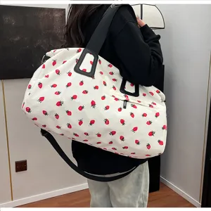 Weiße Kord-Reisetasche mit roten Erdbeeren, lässige Schultertasche für Damen im Alltag.
