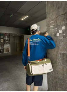 Vista detallada de la gran bolsa deportiva llevada por el modelo en un entorno urbano.
