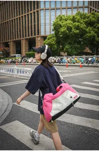 Outdoor Lifestyle Detailansicht einer stilvollen rosa, weißen und schwarzen Fitnesstasche.