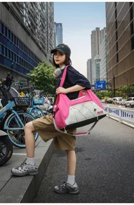 Große Sporttasche für Reise und Yoga, modisches pink-weißes Farbdesign mit viel Stauraum.
