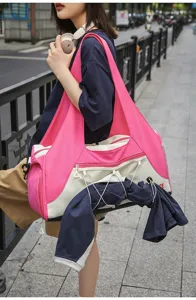 Große Yoga Sporttasche Reisetasche in Rosa und Weiß mit praktischen Fächern und Kordelzug.