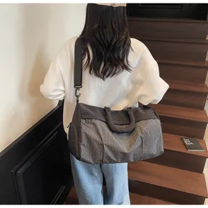Large capacity travel fitness bag for women, stylish lightweight sports duffel bag.