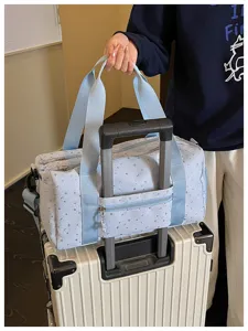 Reisetasche Kofferaufstecktasche Detail, hellblaue Sternenmuster Sporttasche für Damen Herren.