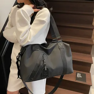 Grand sac de voyage noir, sac de sport imperméable avec bandoulière réglable pour le fitness.