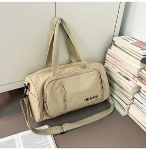 Detailansicht der lässigen beige Reisetasche für Sport und Reise mit praktischer Fronttasche.