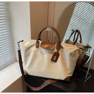 Große wasserdichte Nylon Reisetasche mit Henkel und Schultergurt für schöne Kurztrips.