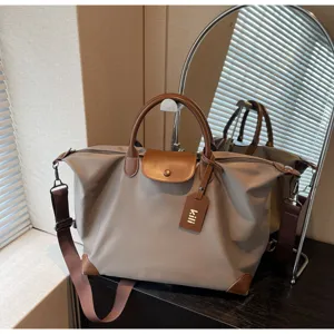 Grosse Kapazitaet Reise Reisetasche mit Tragegriff und wasserdichtem Nylonmaterial.