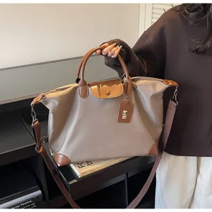 Grosse Reise-Duffle-Tasche aus wasserdichtem Nylon mit braunem Lederbesatz fuer Reisen.