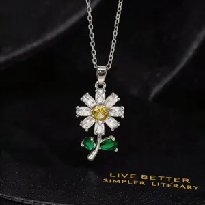 Elegante collar con colgante de girasol de circonita y hoja verde, joya brillante