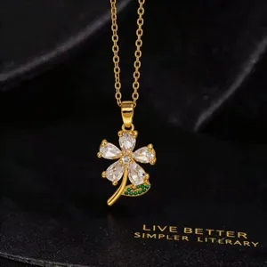 Elegante collar con colgante de flor y circonitas brillantes, joyería de moda lujosa.