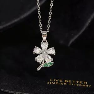 Primer plano del collar con colgante de flor de circonita brillante y detalles finos.
