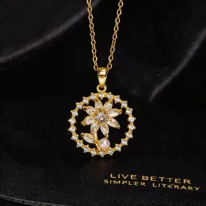 Primer plano detallado de un impresionante collar con colgante de girasol dorado con circonitas.