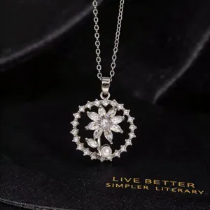 Primer plano detallado de un collar con colgante de girasol de circonita brillante.