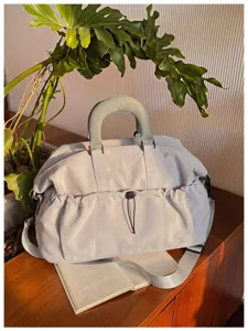 Vista detallada de la bolsa de viaje informal grande con bolsillo de cordón y asa cómoda.