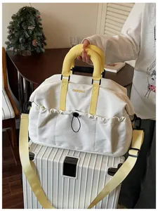 Bolsa de viaje blanca con asas amarillas, ideal para el gimnasio, deporte y viajes de fin de semana.