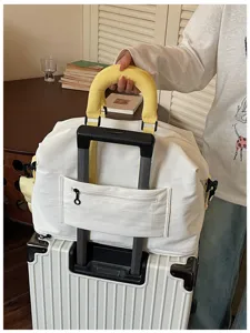 Gran bolsa de viaje fin de semana con asa amarilla y correa para maleta de mano
