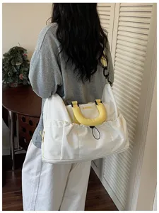 Bolso de viaje casual de gran capacidad en blanco con asa amarilla para exteriores.