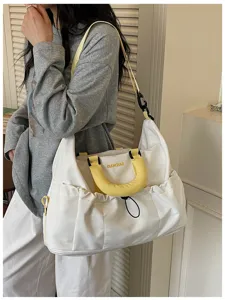 Bolso de viaje deportivo de lona grande con correas amarillas y bolsillos multiples para gimnasio.