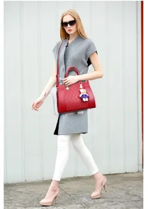 Sac à main élégant pour femme avec pendentif d'ours mignon, sac bandoulière rouge pour le quotidien.